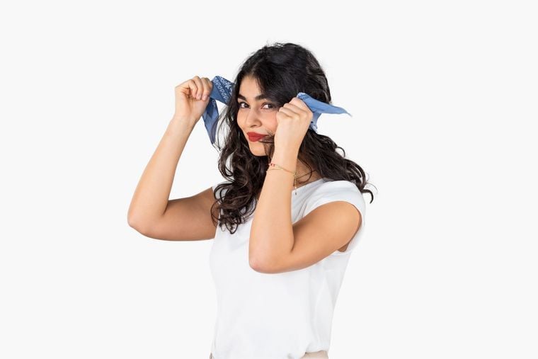 Bandana als Haarband um den Kopf legen Bandana als Haarband um den Kopf legen