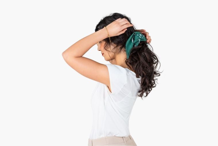 Bandana als Haargummi binden Bandana als Haargummi binden
